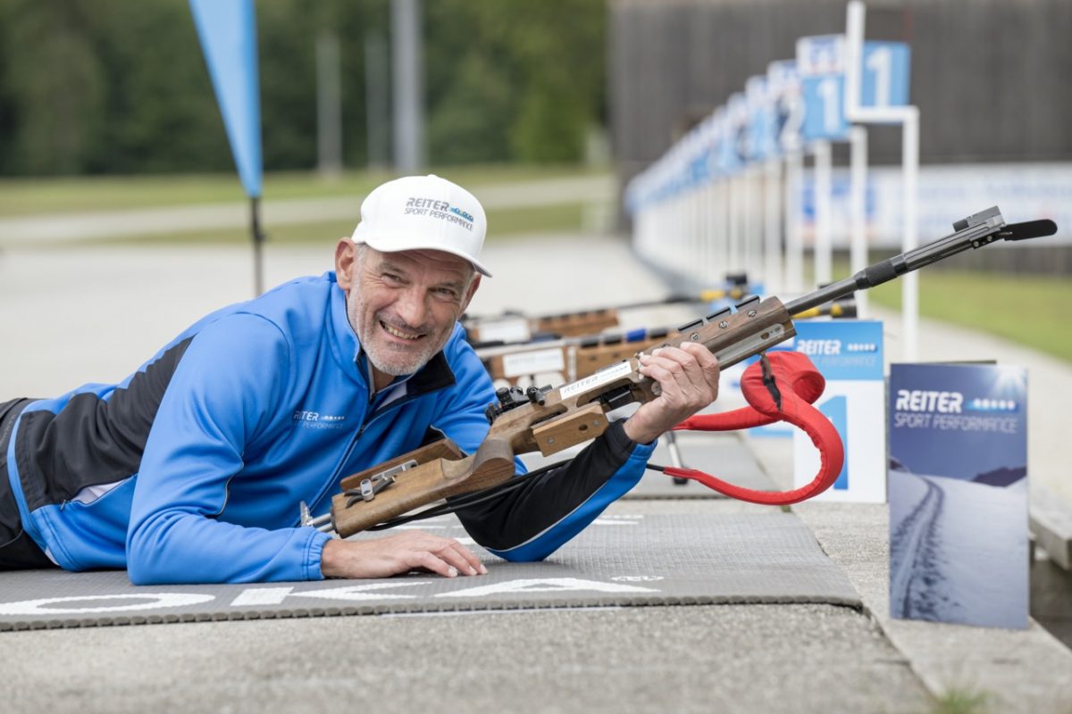 Ernst Reiter mit Biathlongewehr am Schießstand der Chiemgau Arena in Ruhpolding