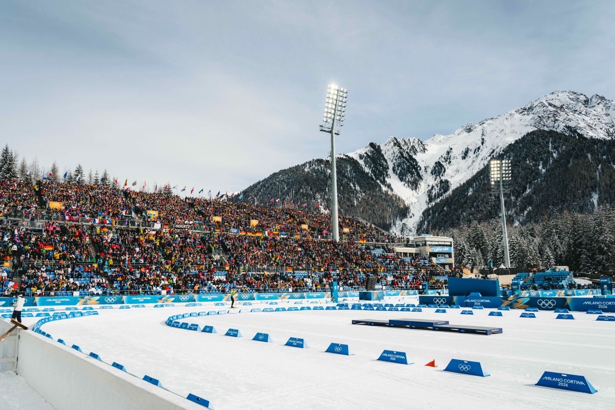 Langlaufcamp Antholz im Biathlonstadion vor verschneiter Bergkulisse in Südtirol