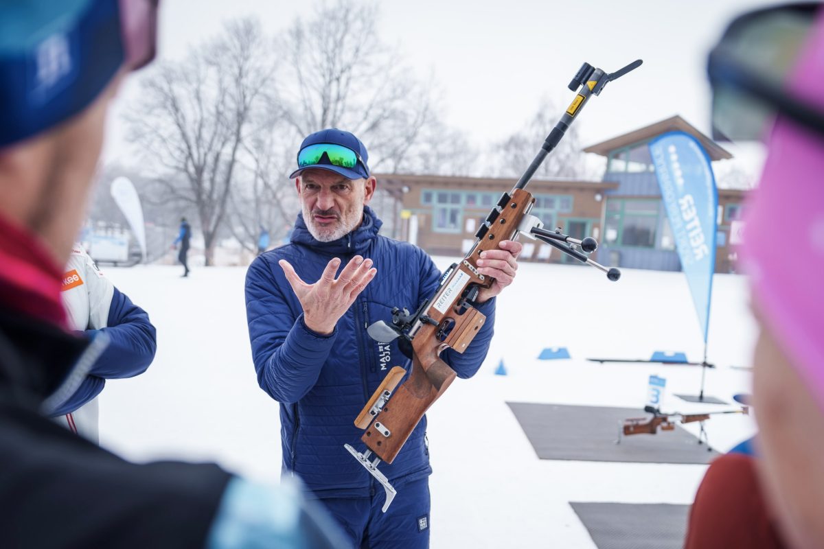 Ernst Reiter erklärt Teilnehmern den Umgang mit dem Biathlongewehr am Schießstand